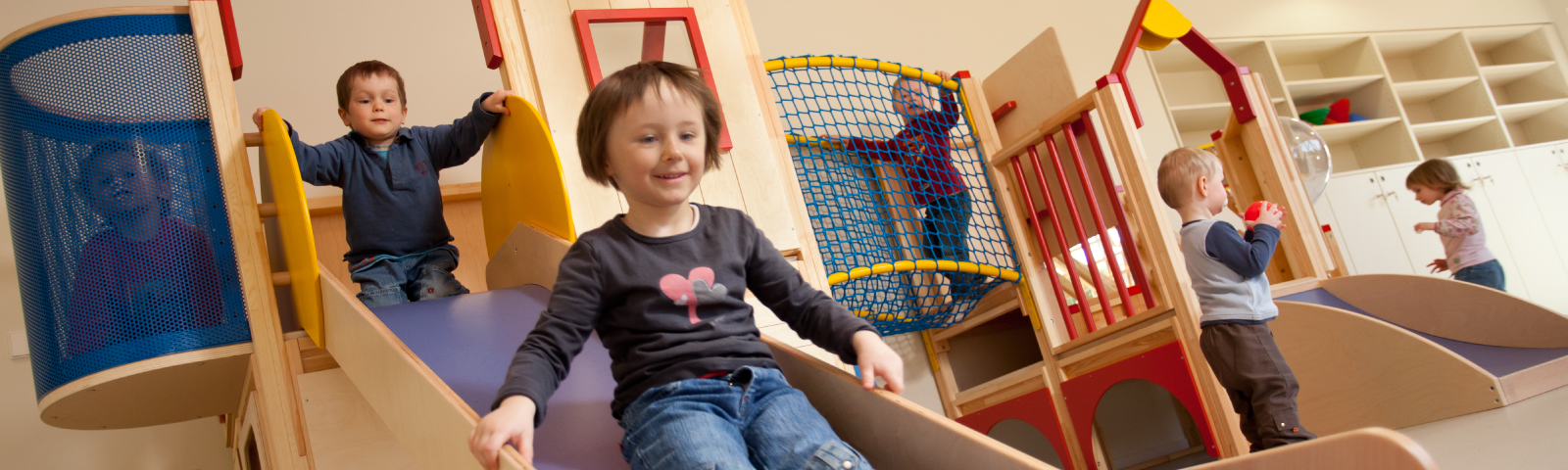 Des enfants dans la salle de jeu du Multi-Accueil de Drulingen