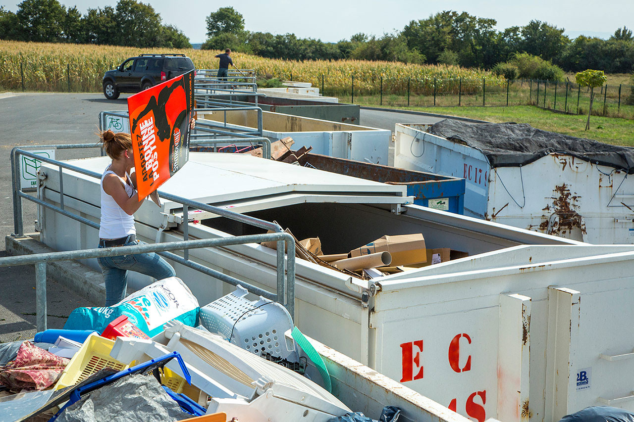 Horaires de la déchèterie Usager de la déchèterie jetant des déchets verts