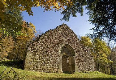 Vue des ruines de l'église de la Heidenkirche depuis la foret éponyme.