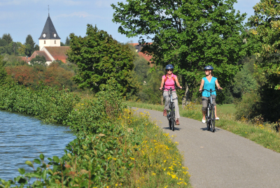 Deux cyclistes sur la piste cyclable du Canal de Harskirchen